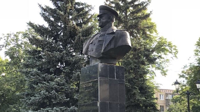 Памятник Жукову вернули на место в Харькове Памятник Жукову вернули на место в Харькове