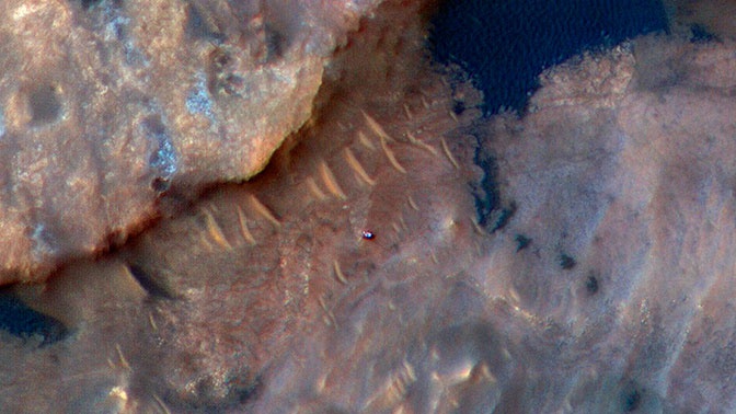 Марсоход Curiosity сфотографировали с орбиты планеты Марсоход Curiosity сфотографировали с орбиты планеты