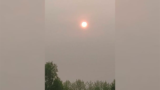 Неестественно красное солнце взошло над Новосибирском Неестественно красное солнце взошло над Новосибирском