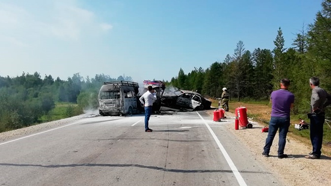 Три человека погибли в результате ДТП с микроавтобусом в Якутии Три человека погибли в результате ДТП с микроавтобусом в Якутии