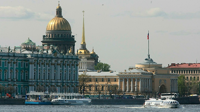 Судно на подводных крыльях врезалось в Дворцовую набережную в Петербурге Судно на подводных крыльях врезалось в Дворцовую набережную в Петербурге