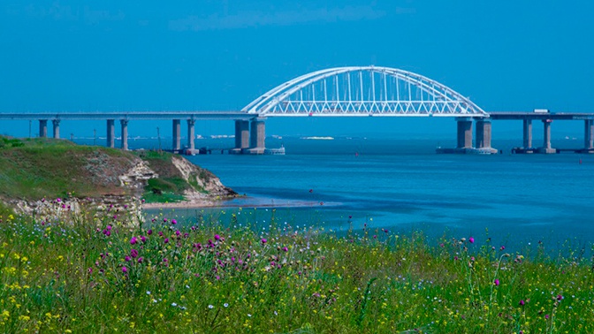 Строители уложили все рельсы железнодорожной части Крымского моста Строители уложили все рельсы железнодорожной части Крымского моста