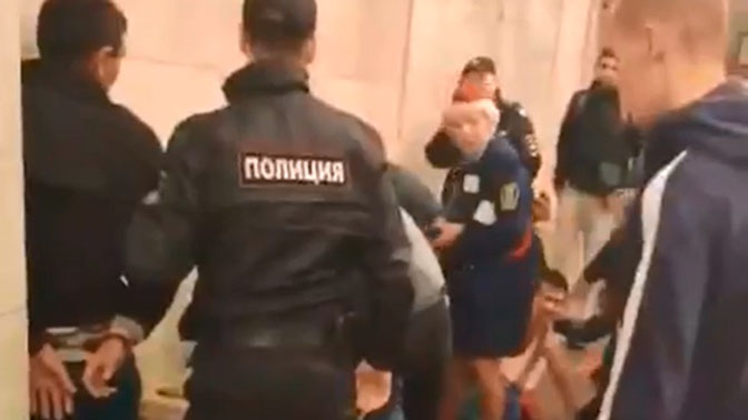 В метро Санкт-Петербурга мужчина напал на глухонемых из-за молчания