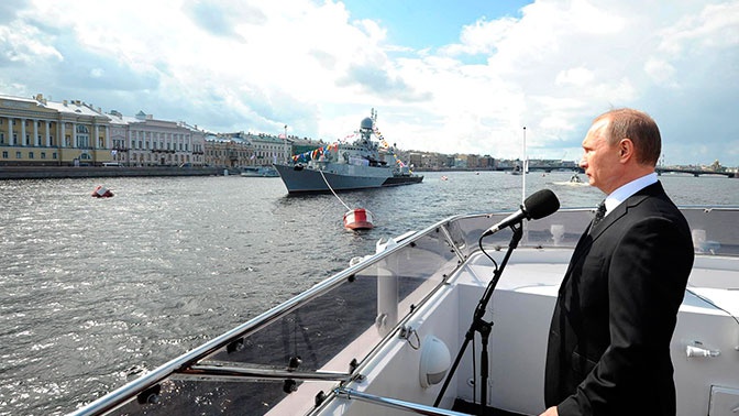 Путин в День ВМФ обойдет на катере парадную линию кораблей в Кронштадте Путин в День ВМФ обойдет на катере парадную линию кораблей в Кронштадте