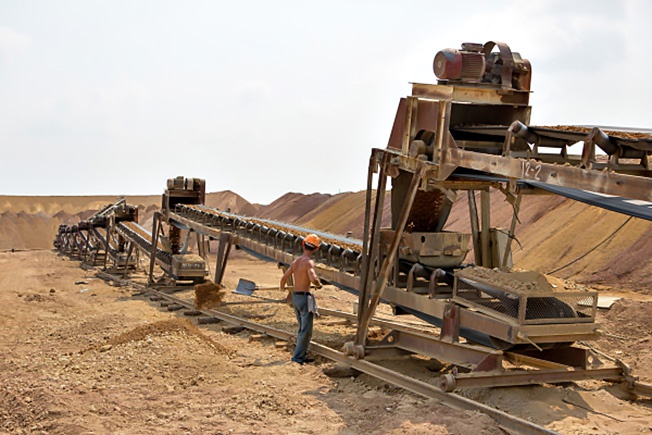 Добыча золотосодержащей породы на рудниках в Селемджинском районе Амурской области.