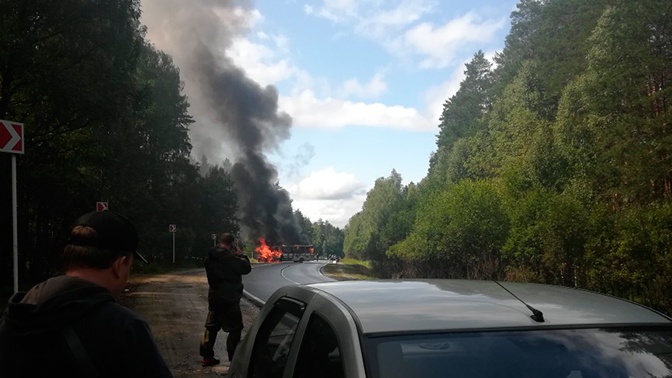 Автомобиль и пассажирский автобус сгорели под Владимиром после ДТП Автомобиль и пассажирский автобус сгорели под Владимиром после ДТП
