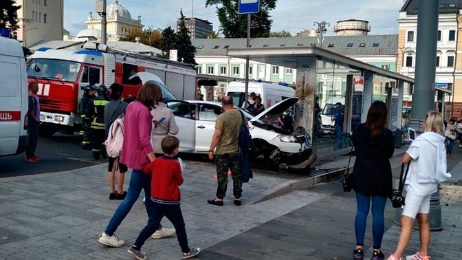 В Москве легковой автомобиль протаранил автобусную остановку В Москве легковой автомобиль протаранил автобусную остановку