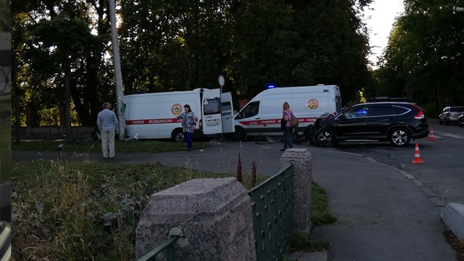 Не уступил дорогу: три человека пострадали в ДТП со скорой помощью в Петербурге Не уступил дорогу: три человека пострадали в ДТП со скорой помощью в Петербурге