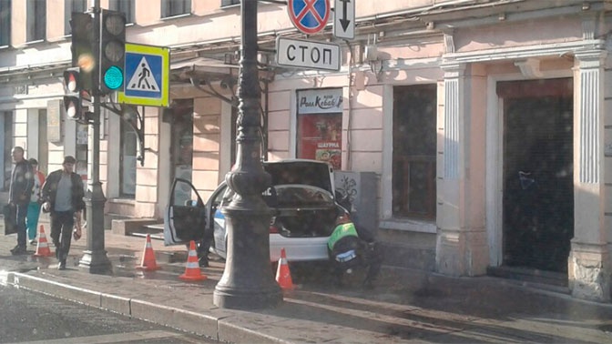 Полицейский Mercedes въехал в дом в центре Петербурга Полицейский Mercedes въехал в дом в центре Петербурга