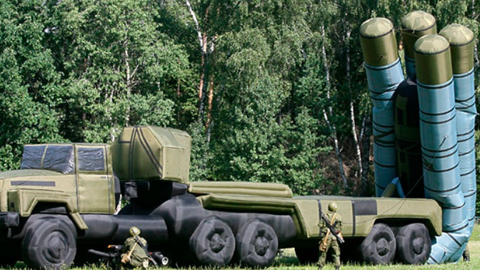 Пневматические макеты Т-72 и С-300 используют на учениях «Центр-2019» Пневматические макеты Т-72 и С-300 используют на учениях «Центр-2019»
