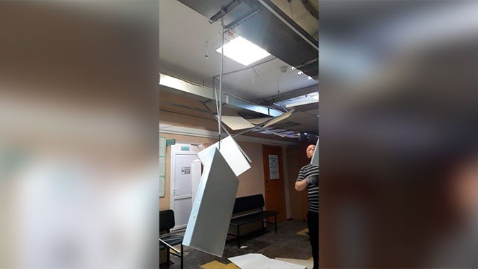 В поликлинике в Южно-Сахалинске на головы пациентов обрушился подвесной потолок В поликлинике в Южно-Сахалинске на головы пациентов обрушился подвесной потолок