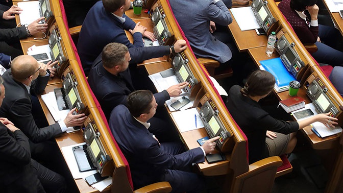 Рада одобрила вызвавший протесты закон о земле на Украине