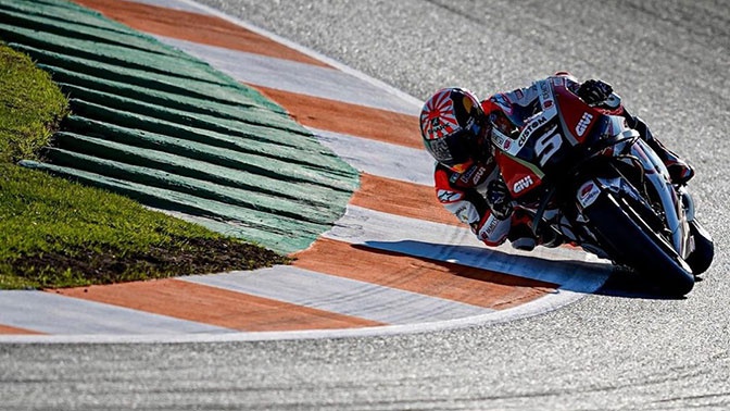 Гонщик попал под несущийся на скорости мотоцикл на MotoGP: видео Гонщик попал под несущийся на скорости мотоцикл на MotoGP: видео