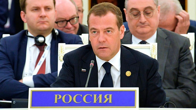 Медведев заявил, что Россия первой не будет отменять контрсанкции