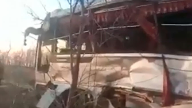 Видео столкновения поезда с автобусом ярославская область. Под владимиром поезд сегодня. Столкновение человека с поездом. Столкновение поезда с автобусом. Видео столкновения поезда с автобусом ярославская область.