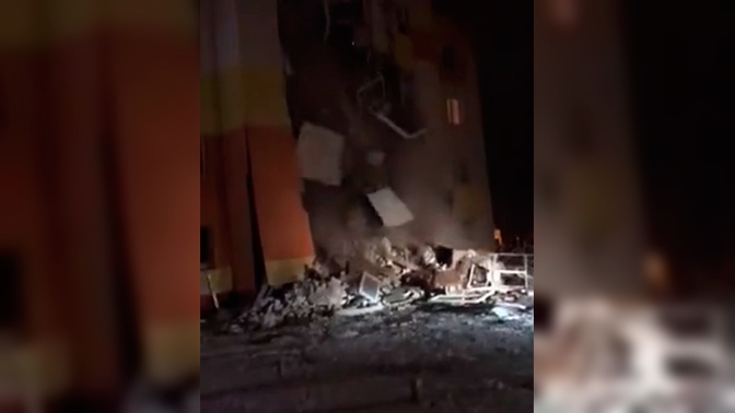 СМИ: под завалами жилого дома под Белгородом могут находиться люди СМИ: под завалами жилого дома под Белгородом могут находиться люди