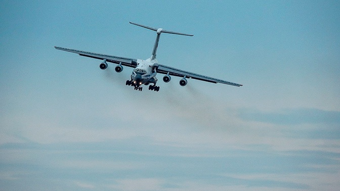 СМИ: самолет Ил-76 с отказавшим двигателем готовится к аварийной посадке в Жуковском СМИ: самолет Ил-76 с отказавшим двигателем готовится к аварийной посадке в Жуковском