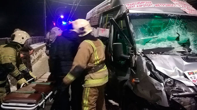 В Омске маршрутка столкнулась с КамАЗом В Омске маршрутка столкнулась с КамАЗом