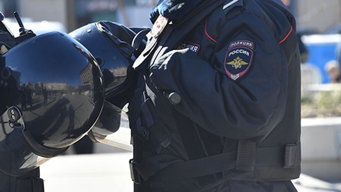Напал с ножом: в Новосибирске неизвестный ранил двоих полицейских Напал с ножом: в Новосибирске неизвестный ранил двоих полицейских