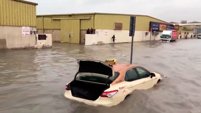 Дубай дождь сегодня. Дубай наводнение 2020. Потоп в Дубае. Ливень в Дубае. Дубай затопило.