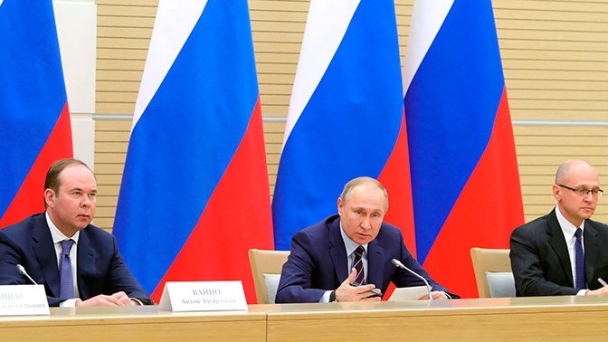 Путин пообещал не менять две первые главы Конституции РФ Путин пообещал не менять две первые главы Конституции РФ
