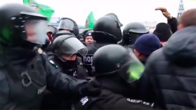 Украинские националисты сорвали митинг в защиту русских школ в Харькове Украинские националисты сорвали митинг в защиту русских школ в Харькове