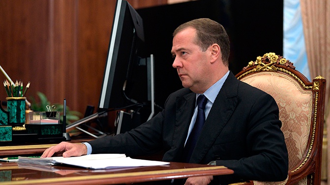 Медведев поручил ЕР скорректировать региональное законодательство для реализации послания Путина Медведев поручил ЕР скорректировать региональное законодательство для реализации послания Путина