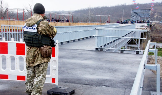 На Украине анонсировали изменения в работе КПП в Донбассе На Украине анонсировали изменения в работе КПП в Донбассе