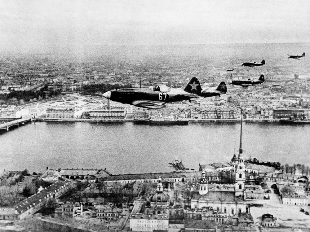 Истребители МиГ-3 из состава 7-го истребительного авиакорпуса ПВО г. Ленинграда пролетают над Петропавловской крепостью Истребители МиГ-3 из состава 7-го истребительного авиакорпуса ПВО г. Ленинграда пролетают над Петропавловской крепостью