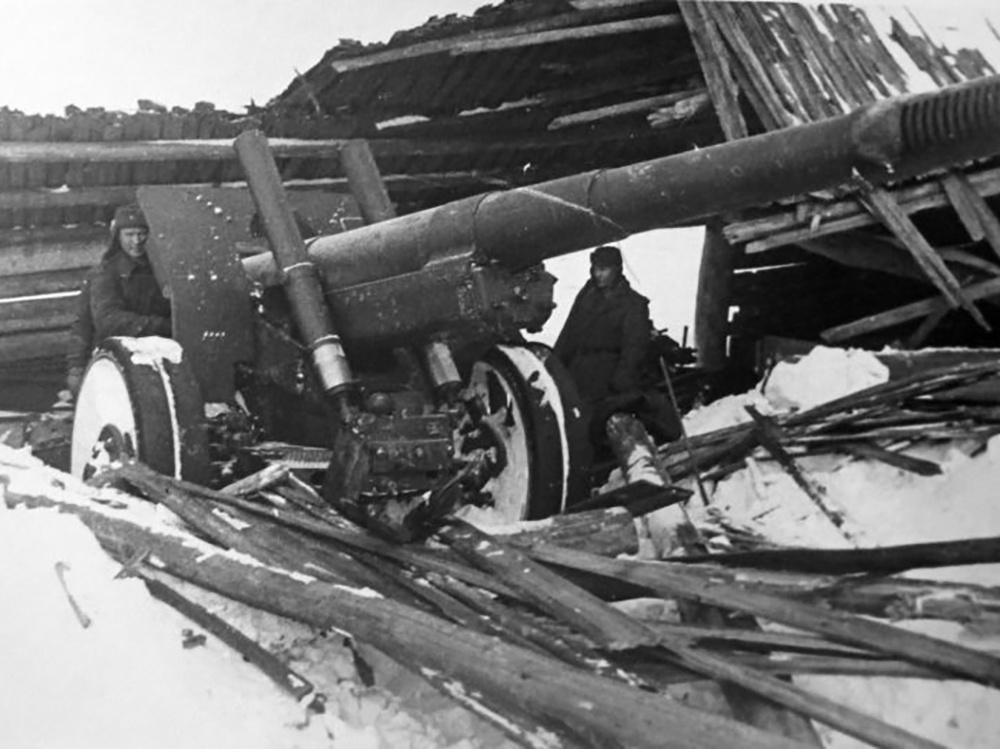 Советская 152-мм гаубица-пушка МЛ-20 из состава гвардейской части командира Гришина, замаскированная в разрушенном сарае. Калининский фронт. Советская 152-мм гаубица-пушка МЛ-20 из состава гвардейской части командира Гришина, замаскированная в разрушенном сарае. Калининский фронт.