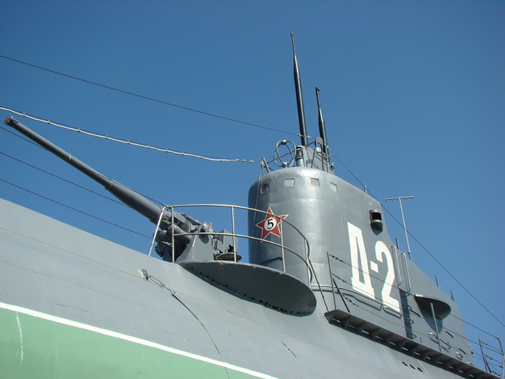 Ограждение боевой рубки Д-2, на котором указано количество транспортов противника, уничтоженных в годы войны Ограждение боевой рубки Д-2, на котором указано количество транспортов противника, уничтоженных в годы войны