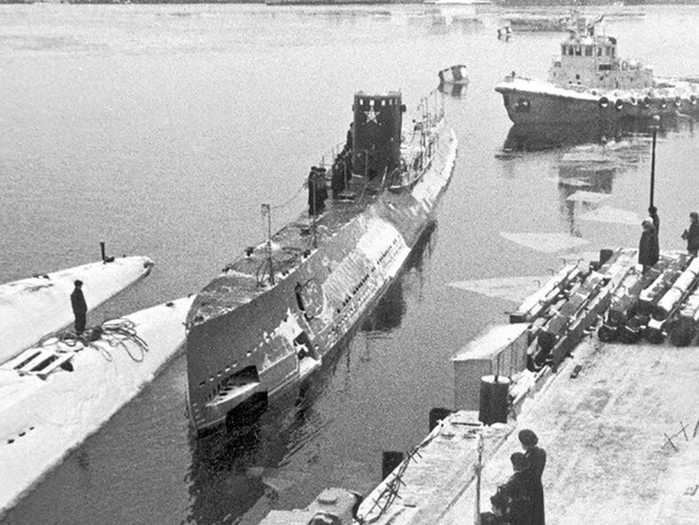 Подводная лодка Д-2 уходит в свой последний поход из Кронштадта в Ленинград. 1987 г Подводная лодка Д-2 уходит в свой последний поход из Кронштадта в Ленинград. 1987 г