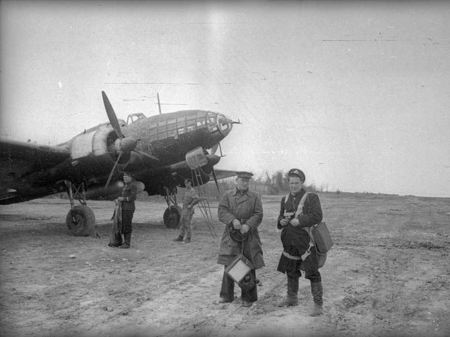 Фотограф Евгений Халдей примеряет парашют перед вылетом на съемку на торпедоносце ДБ-3 (в дальнейшем ИЛ-4Т) Фотограф Евгений Халдей примеряет парашют перед вылетом на съемку на торпедоносце ДБ-3 (в дальнейшем ИЛ-4Т)