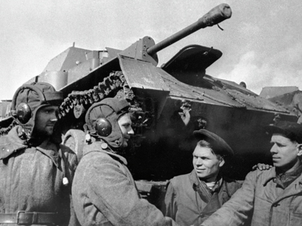 Великая Отечественная война 1941 - 1945 гг.Рабочие завода №38 города Киров передают самоходные артиллерийские установки Великая Отечественная война 1941 - 1945 гг.Рабочие завода №38 города Киров передают самоходные артиллерийские установки