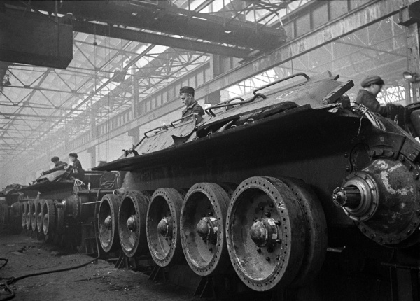 Конвейерная сборка танков на Уральском танковом заводе №183 в Нижнем Тагиле (ныне Научно-производственная корпорация 