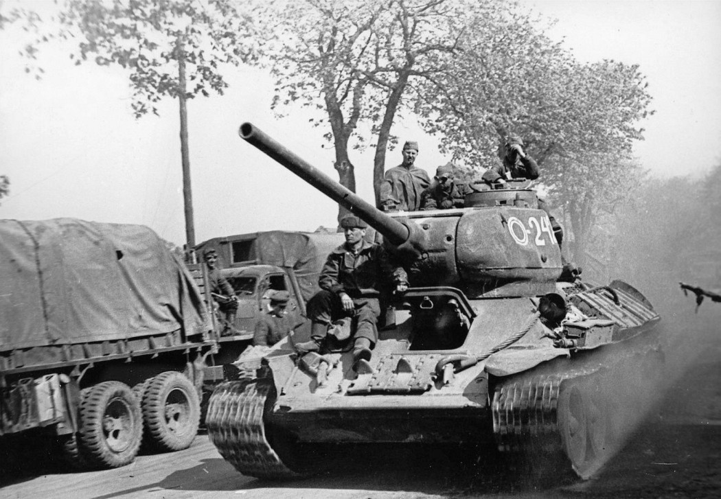 Средний советский танк Т-34-85 7-го гвардейского танкового корпуса СССР в 1945 году.