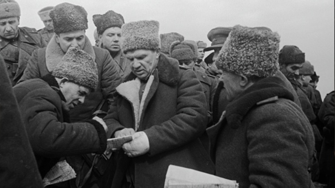 На подступах к Одессе. Командующий 8-й гвардейской армией генерал-полковник Василий Иванович Чуйков обсуждает с офицерами план предстоящей боевой операции.