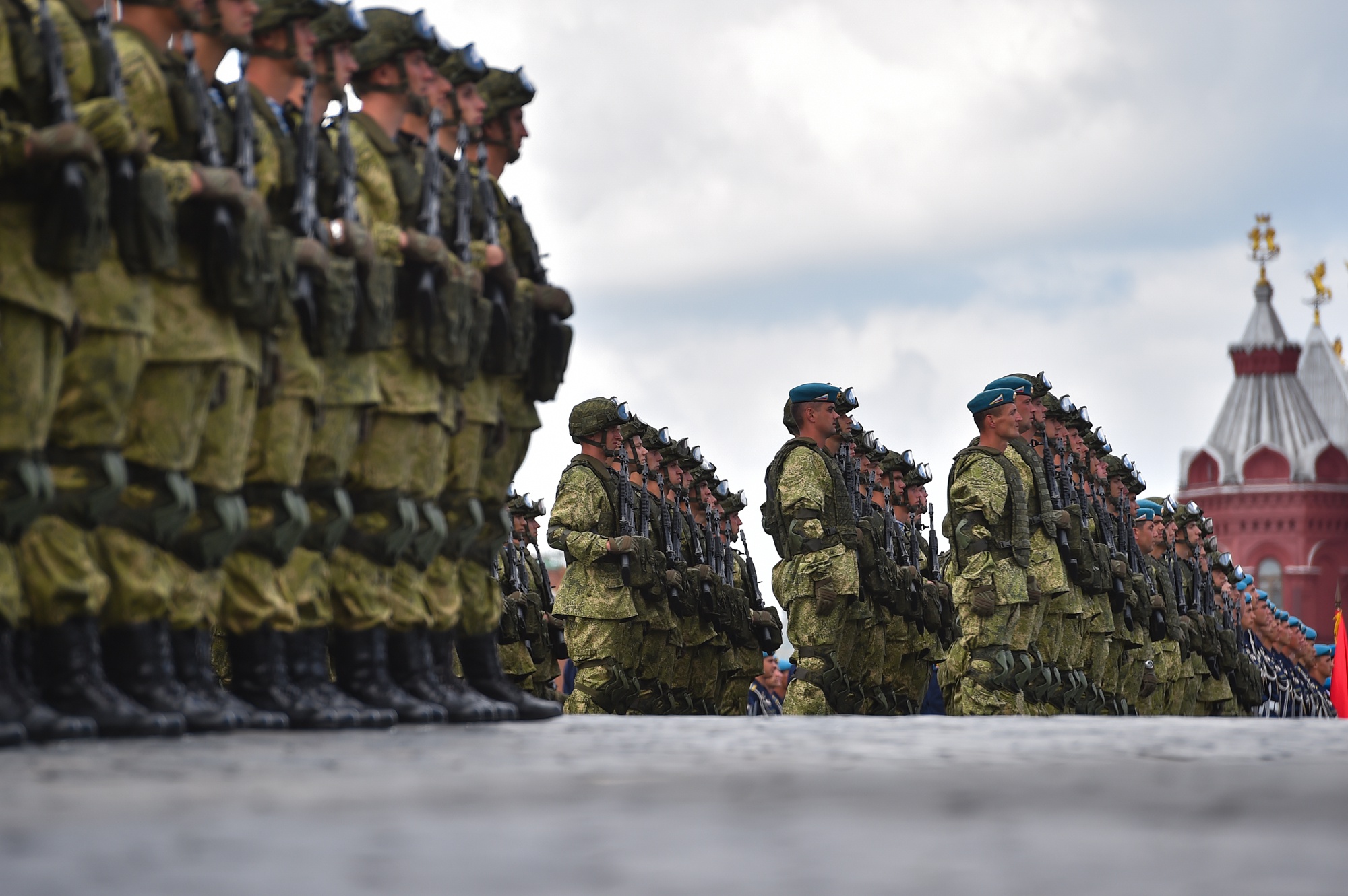 Фото военных на фоне техники