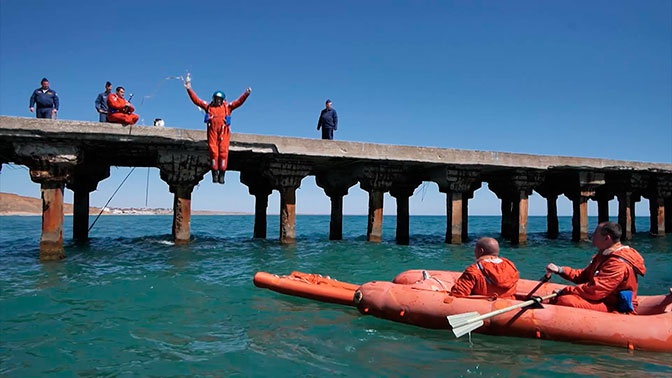 Проверка волнами: кадры испытаний нового спасательного костюма для потерпевших крушение пилотов