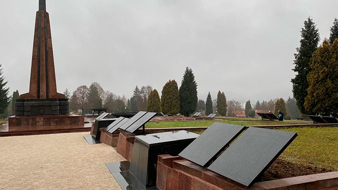 Установка мемориального комплекса. Кошице Словакия мемориал. Зволен Словакия мемориал. Памятники ВОВ В Словакии.
