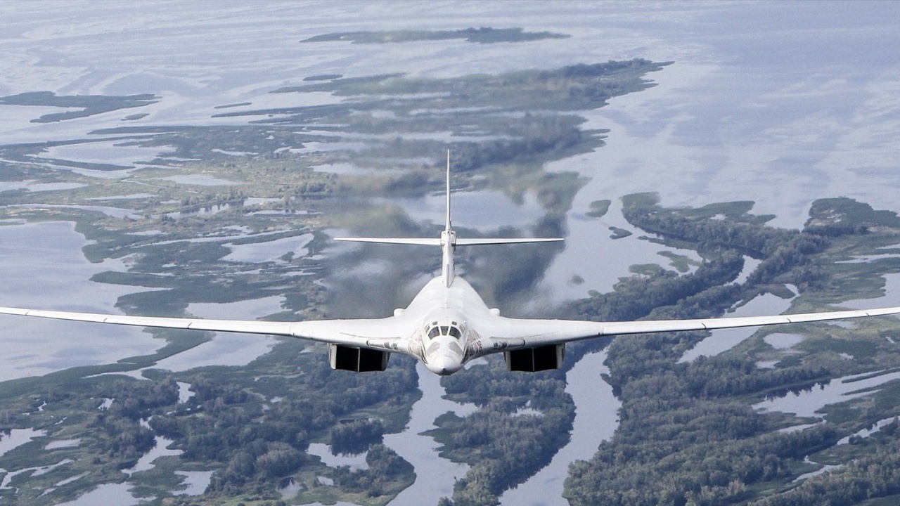 самолет белый лебедь фото в небе