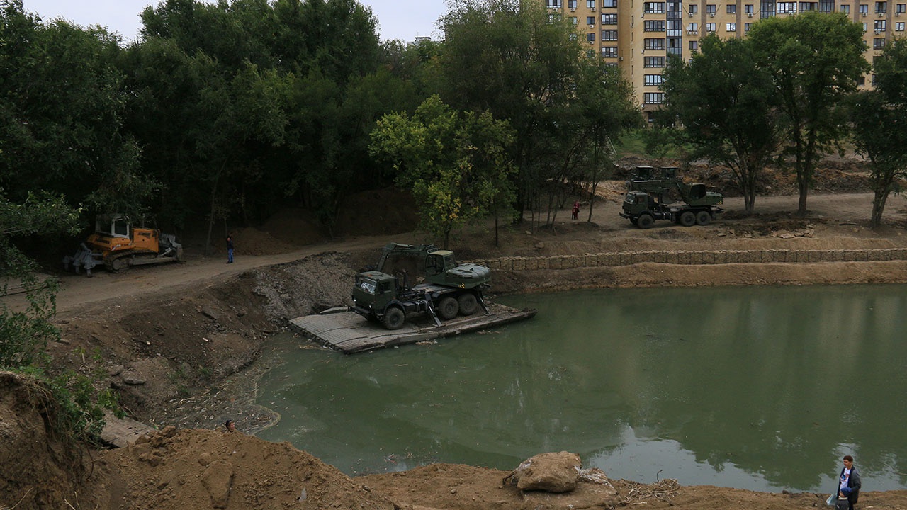 Инженеры ЮВО очистили пруд в балке имени Игоря Рябинина в Ростове-на-Дону