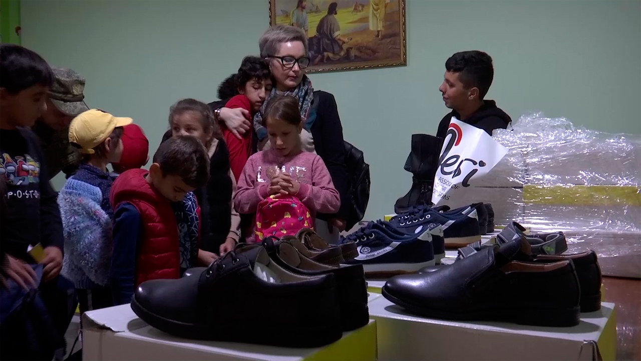 Помощь сиротам: российские миротворцы доставили гуманитарный груз в школу-интернат в Карабахе