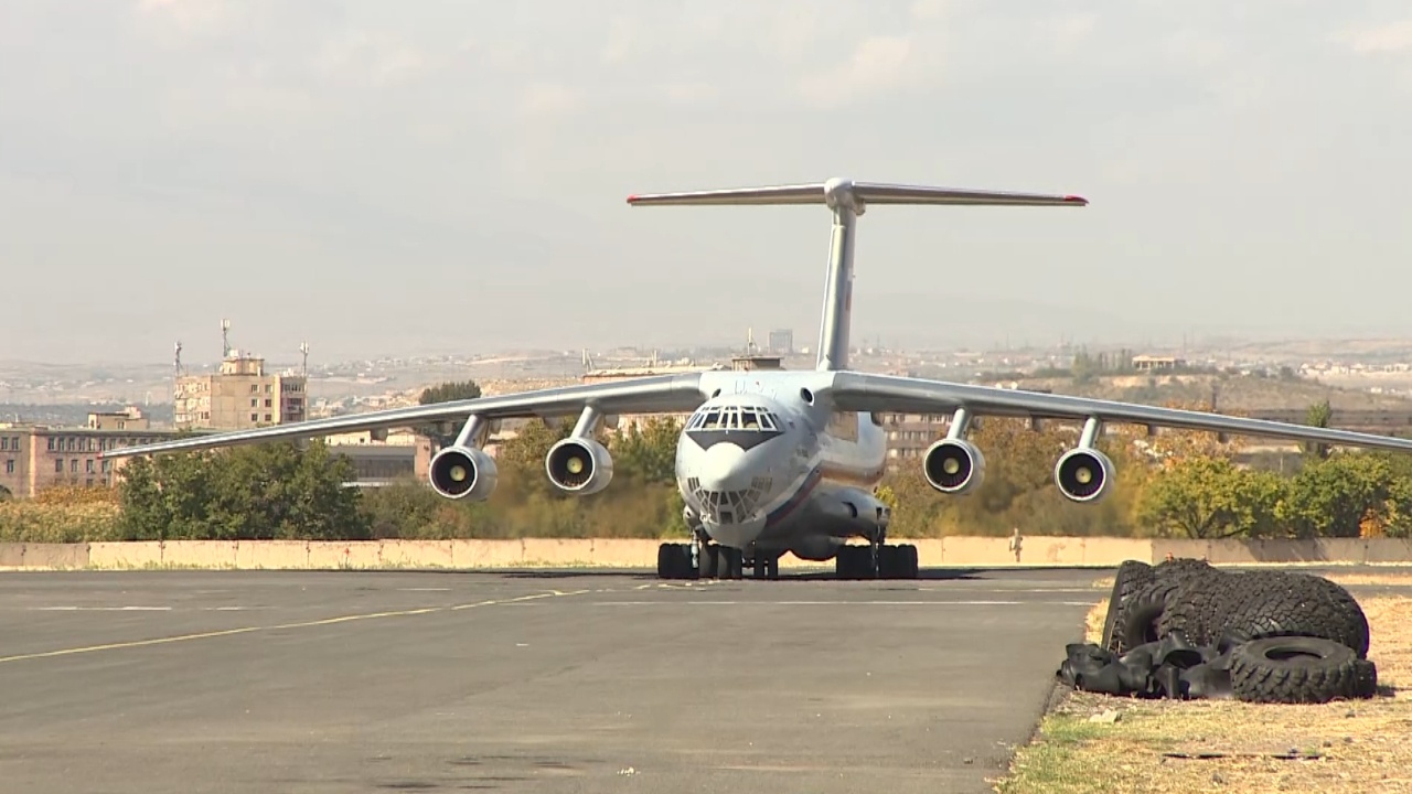 ВКС России доставили в Ереван 10 тонн гуманитарной помощи для Нагорного Карабаха