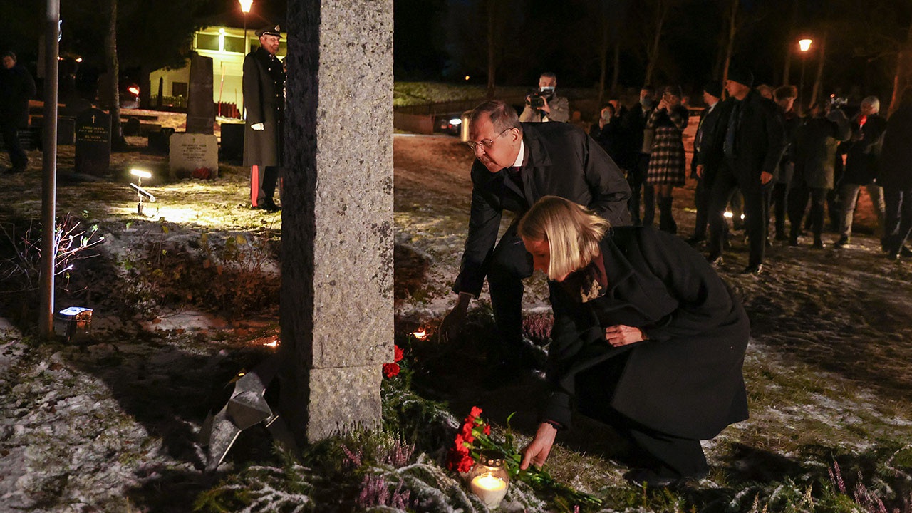 Лавров возложил цветы к памятнику советским воинам в норвежском Тромсе