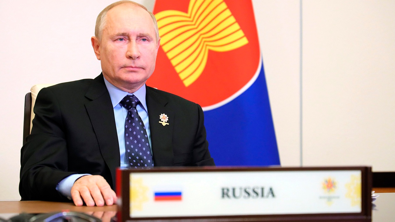 Путин заявил, что РФ будет адекватно реагировать на попытки зарубежных стран сломать стратегический паритет