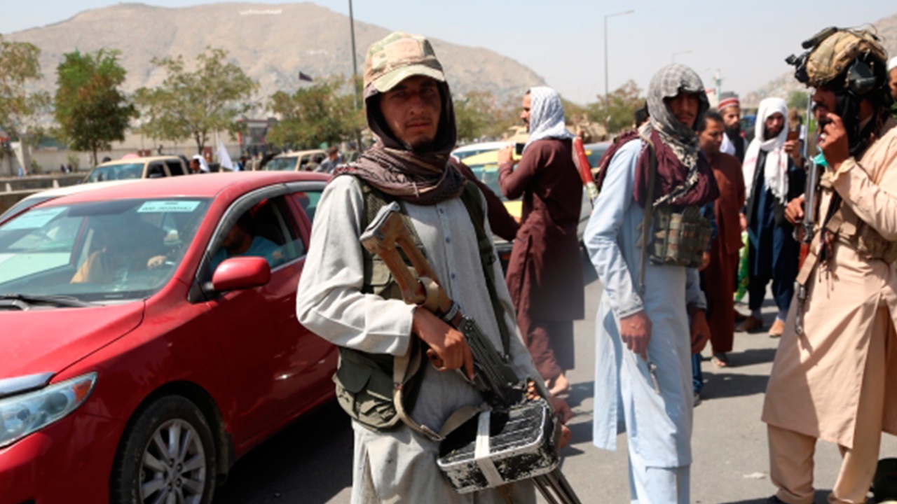 СМИ сообщили о взрывах и стрельбе рядом с больницей в Кабуле