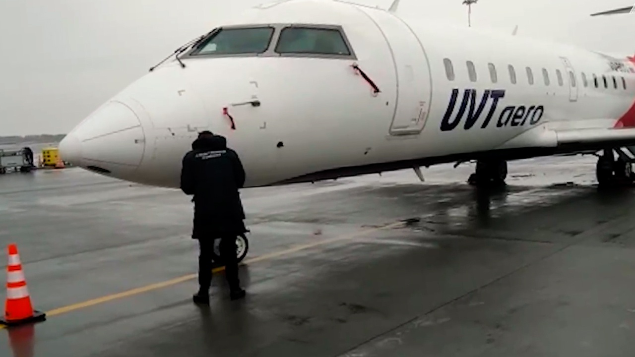 Опубликованы кадры из аэропорта в Челябинске, где самолет выкатился с полосы