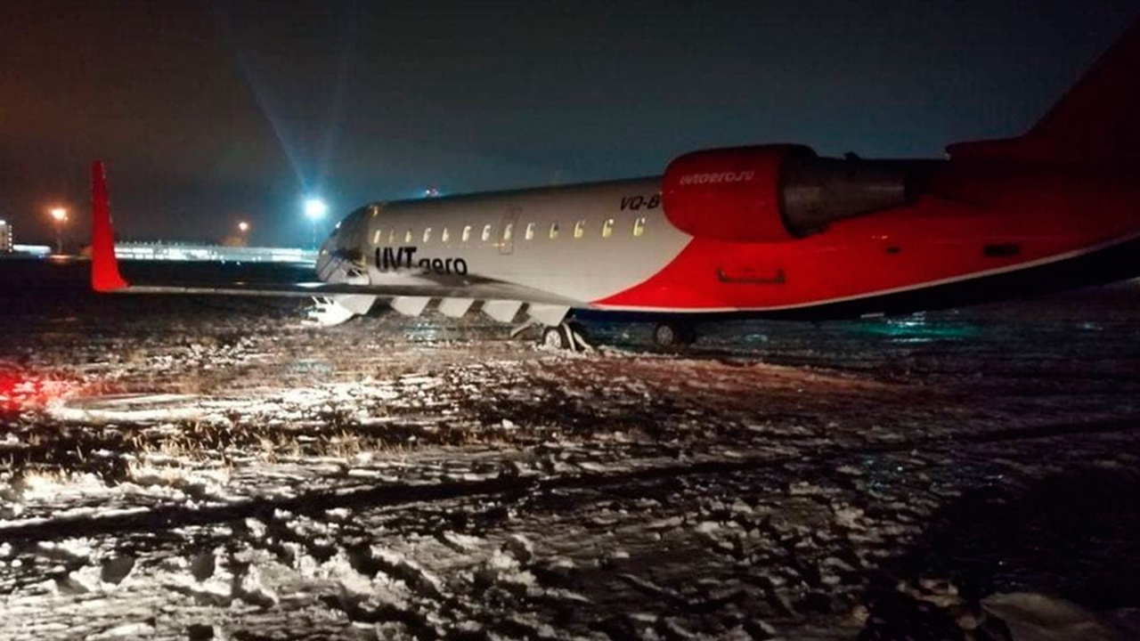 В Челябинске самолет выкатился за пределы взлетно-посадочной полосы