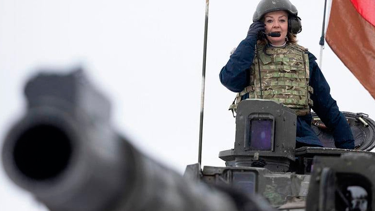 Министр иностранных дел Британии проехалась на танке в Эстонии